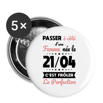 Anniversaire - Née le 21 Avril Frôler perfection - Lot de 5 grands badges (56 mm) - blanc - Devant
