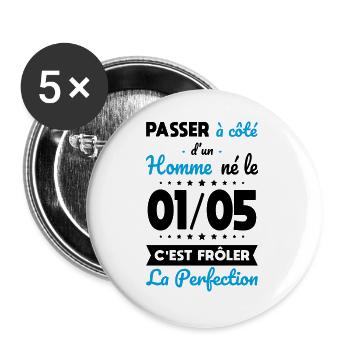 Anniversaire - Né le 1er Mai Frôler perfection - Lot de 5 grands badges (56 mm) - blanc - Devant