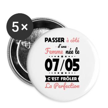 Anniversaire - Née le 7 Mai Frôler perfection - Lot de 5 grands badges (56 mm) - blanc - Devant