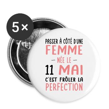 Anniversaire - Née le 11 Mai Frôler perfection - Lot de 5 grands badges (56 mm) - blanc - Devant