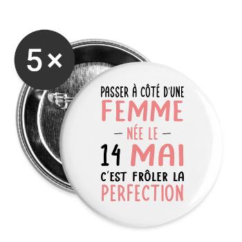 Anniversaire - Née le 14 Mai Frôler perfection - Lot de 5 grands badges (56 mm) - blanc - Devant