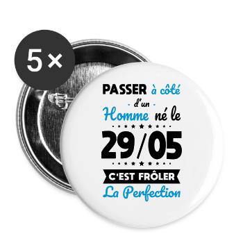 Anniversaire - Né le 29 Mai Frôler perfection - Lot de 5 grands badges (56 mm) - blanc - Devant
