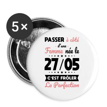 Anniversaire - Née le 27 Mai Frôler perfection - Lot de 5 grands badges (56 mm) - blanc - Devant