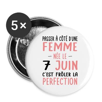 Anniversaire - Née le 7 Juin Frôler perfection - Lot de 5 grands badges (56 mm) - blanc - Devant
