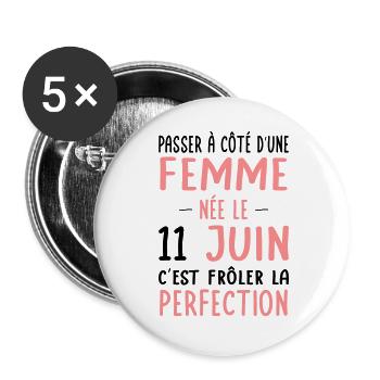 Anniversaire - Née le 11 Juin Frôler perfection - Lot de 5 grands badges (56 mm) - blanc - Devant
