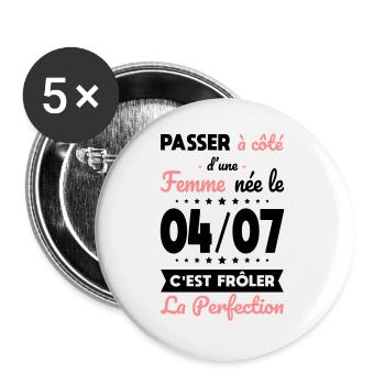Anniversaire - Née le 4 Juillet Frôler perfection - Lot de 5 grands badges (56 mm) - blanc - Devant
