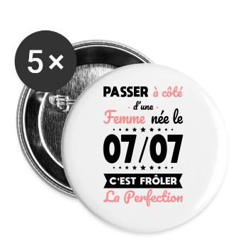 Anniversaire - Née le 7 Juillet Frôler perfection - Lot de 5 grands badges (56 mm) - blanc - Devant