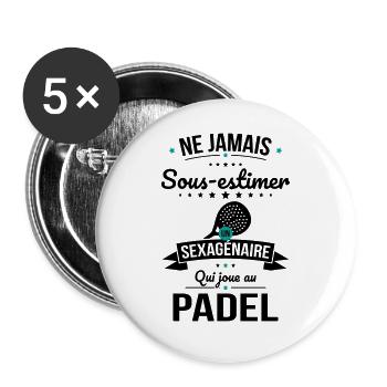 Sous-estimer un sexagénaire qui joue au padel - Lot de 5 grands badges (56 mm) - blanc - Devant
