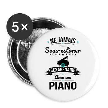 Sous-estimer un sexagénaire avec son piano - Lot de 5 grands badges (56 mm) - blanc - Devant