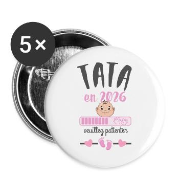 Tata en 2026 Veuillez Patienter  - Lot de 5 grands badges (56 mm) - blanc - Devant