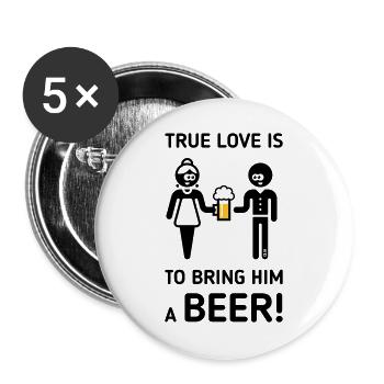 Wahre Liebe ist, ihm ein Bier zu bringen! (Trinker / 2C) - Buttons groß 56 mm (5er Pack) - Weiß - Vorne