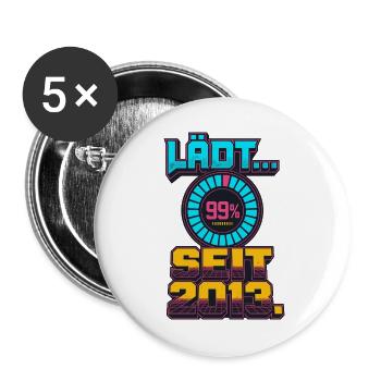 Lädt Seit 2013 Retro Gamer - Buttons groß 56 mm (5er Pack) - Weiß - Vorne