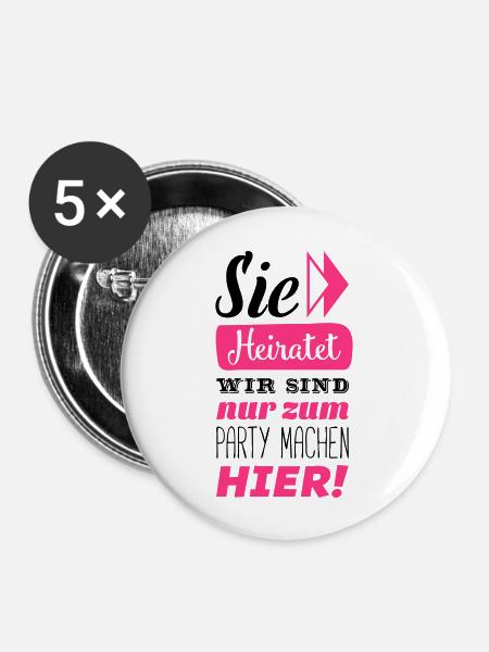 sie heiratet wir hier - Buttons groß 56 mm (5er Pack) - Weiß