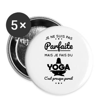Je ne suis pas parfaite mais je fais du yoga - Lot de 5 grands badges (56 mm) - blanc - Devant