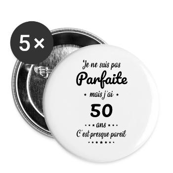 Anniversaire 50 ans - Pas parfaite mais 50 ans - Lot de 5 grands badges (56 mm) - blanc - Devant