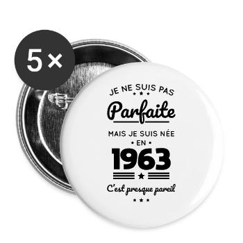 Anniversaire 60 ans - Pas parfaite née en 1963 - Lot de 5 grands badges (56 mm) - blanc - Devant