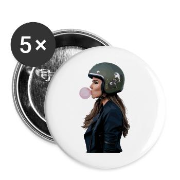 Coole Motorradfahrerin Bikerin kaut Kaugummi - Buttons groß 56 mm (5er Pack) - Weiß - Vorne