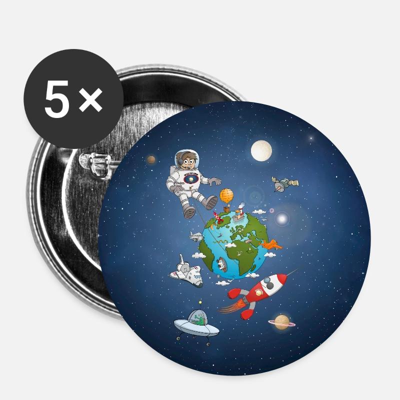 Der Astronaut im All, der um die Erde schwebt. - Buttons groß 56 mm (5er Pack) - Weiß