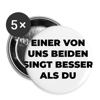 Einer Von Uns Beiden Singt Besser Als Du - Buttons groß 56 mm (5er Pack) - Weiß - Vorne