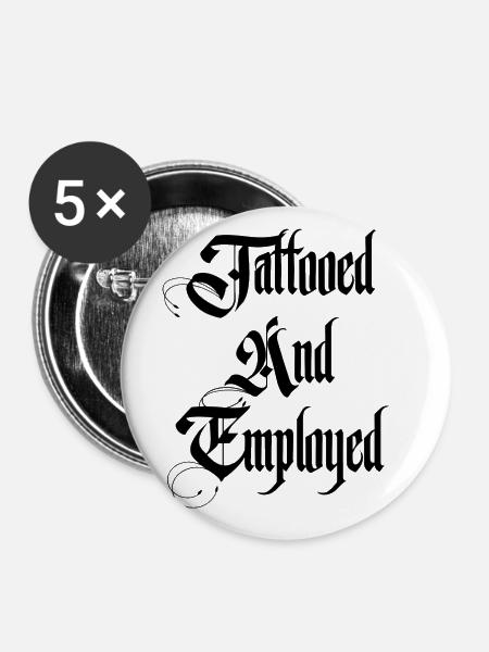 Tätowiert und angestellt schwarz - Buttons groß 56 mm (5er Pack) - Weiß