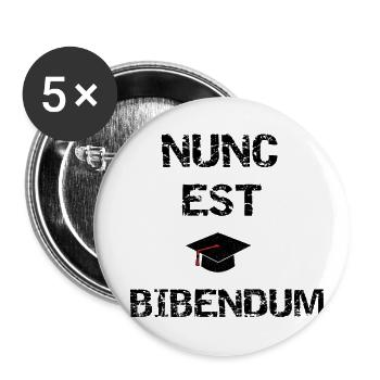 Lateinische Sprüche. Nunc est bibendum. - Buttons groß 56 mm (5er Pack) - Weiß - Vorne