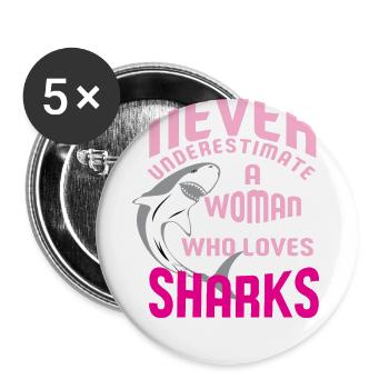 Ne jamais sous-estimer une femme qui aime les requins - Lot de 5 grands badges (56 mm) - blanc - Devant