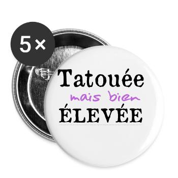 Tatouée mais bien élevée. Cadeau fête des mères - Lot de 5 grands badges (56 mm) - blanc - Devant