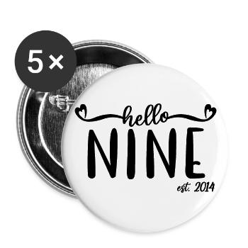 9e anniversaire enfants filles 9 Hello Nine Est. 2014 - Lot de 5 grands badges (56 mm) - blanc - Devant
