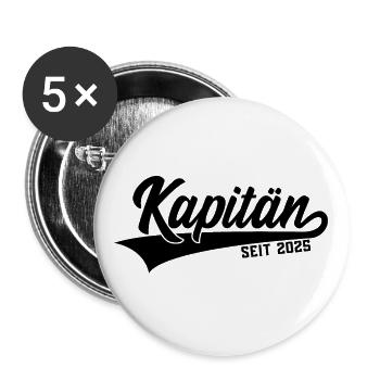 KAPITÄN SEIT 2025 - Buttons groß 56 mm (5er Pack) - Weiß - Vorne