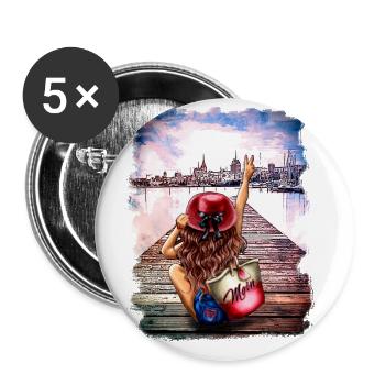 Frau brünett mit Moin-Tasche am Meer – Rostock - Buttons groß 56 mm (5er Pack) - Weiß - Vorne