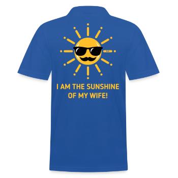 I Am The Sunshine Of My Wife! (Ehemann / 3C Gold) - Männer Poloshirt - Royalblau - Hinten - Kai (181cm)