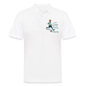 Un garçon tire sur le football - J’ai 2 ans - Polo Homme - blanc - Devant - Kai (181cm)