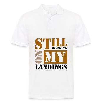 Still Working On My Landings - Männer Poloshirt - Weiß - Vorne - Kai (181cm)