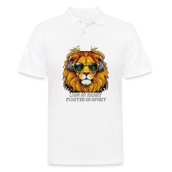 LION AT HEART FIGHTER IN SPIRIT - Männer Poloshirt - Weiß - Vorne - Kai (181cm)