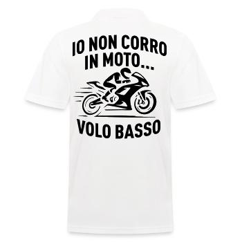 Motorrad T-Shirt – "Ich fahre keine Motorradrennen, ich fliege tief" - Männer Poloshirt - Weiß - Hinten - Kai (181cm)