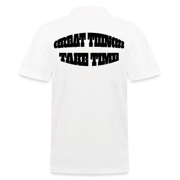 Motivierende Inschrift: "GROSSE DINGE BRAUCHEN ZEIT" - Männer Poloshirt - Weiß - Hinten - Kai (181cm)
