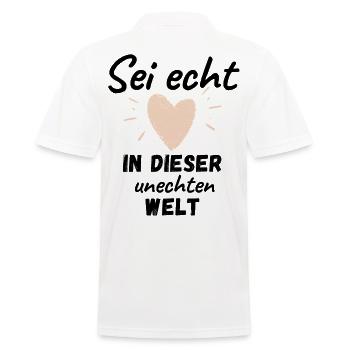 Sei ECHT in dieser UNECHTEN WELT - Männer Poloshirt - Weiß - Hinten - Kai (181cm)