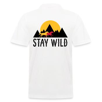 STAY WILD - Pferde vor Bergen und Sonnenuntergang - Männer Poloshirt - Weiß - Hinten - Kai (181cm)