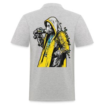 Kapuzenfrau trägt eine Gesichtsmaske mit einem gelben - Männer Poloshirt - Grau meliert - Hinten - Kai (181cm)