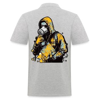 Kapuzenfrau trägt eine Gesichtsmaske mit einem gelben - Männer Poloshirt - Grau meliert - Hinten - Kai (181cm)