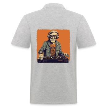 Cooler Bestager Mann als DJ Hipster mit Kappe - Männer Poloshirt - Grau meliert - Hinten - Kai (181cm)