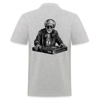 Cooler Best-Ager Mann als DJ Hipster mit Mütze - Männer Poloshirt - Grau meliert - Hinten - Kai (181cm)