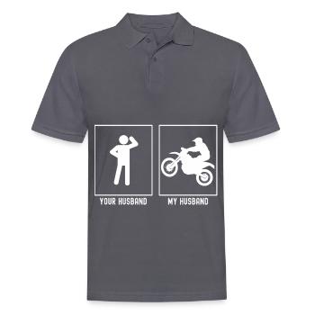 Ihr Ehemann - Mein Ehemann - Motorrad bergauf link - Männer Poloshirt - Anthrazit - Vorne - Nico (186cm)