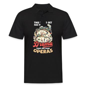 Modelleisenbahn-Set Mehr Drama als Seifenoper - Männer Poloshirt - Schwarz - Vorne - Kai (181cm)