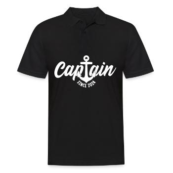 CAPTAIN SINCE 2024 KAPITÄN - Männer Poloshirt - Schwarz - Vorne - Kai (181cm)