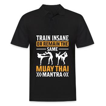 Trainieren Sie verrückt oder bleiben Sie das gleiche Muay Thai Mantra - Männer Poloshirt - Schwarz - Vorne - Kai (181cm)