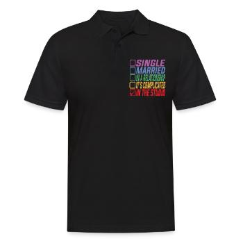 Single, Married, In The Studio 5 - Männer Poloshirt - Schwarz - Vorne - Kai (181cm)