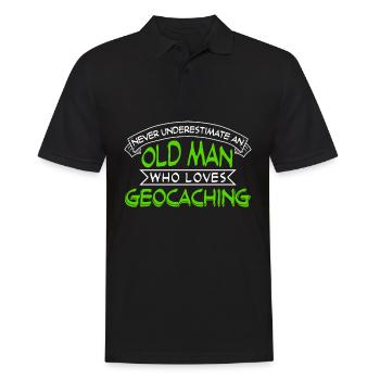 Geocacher alter Mann mit Geocache - Männer Poloshirt - Schwarz - Vorne - Kai (181cm)