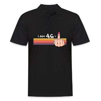 Ich bin 46 + 1 Mittelfinger-Shirt Ich bin 46 plus, - Männer Poloshirt - Schwarz - Vorne - Kai (181cm)