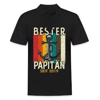 Papitän seit 2019 - Männer Poloshirt - Schwarz - Vorne - Kai (181cm)